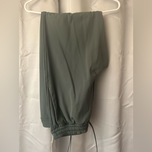 Lululemon Tapered Leg Mid-Rise 7/8 Pant *Luxtreme BRAND NEW - Picture 2 of 6